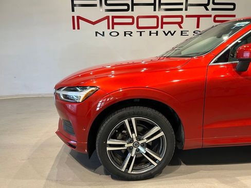 Used 2019 Volvo XC60 T5 Momentum w/ Multimedia Package AWD/4WD image 3