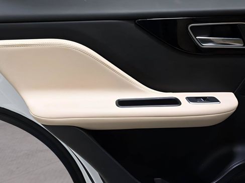 Used 2019 Jaguar F-PACE Premium AWD/4WD image 13