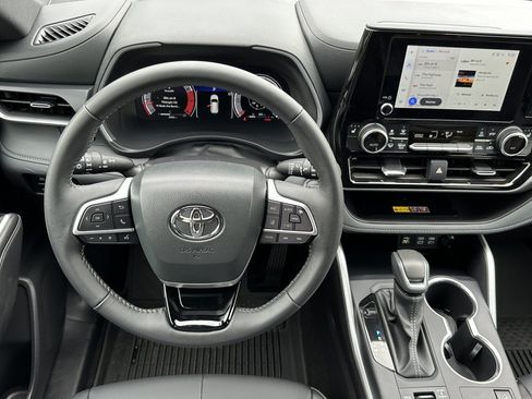 Used 2025 Toyota Highlander XSE AWD/4WD image 16