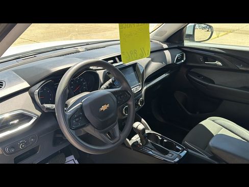 Used 2021 Chevrolet TrailBlazer LT w/ Convenience Package FWD image 9