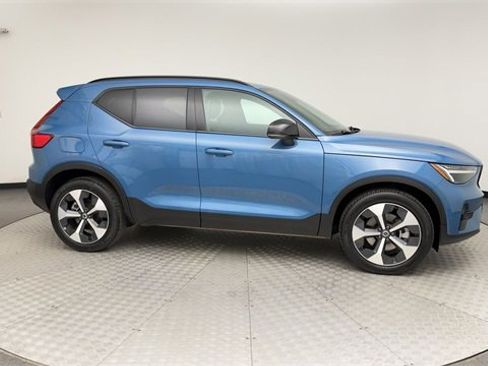 Certified 2025 Volvo XC40 B5 Plus image 9