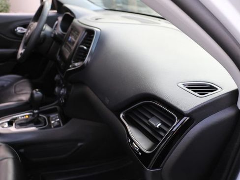Used 2021 Jeep Cherokee Latitude Plus FWD image 11