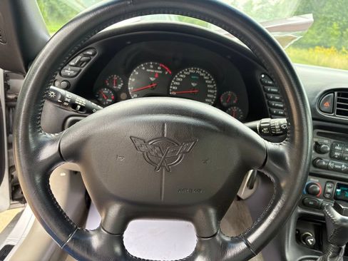 Used 2001 Chevrolet Corvette Convertible w/ Preferred Equipment Group2 RWD image 19