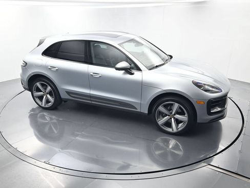 Certified 2025 Porsche Macan AWD/4WD image 43
