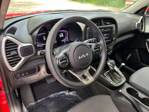 Used 2025 Kia Soul LX w/ LX Technology Package FWD image 31