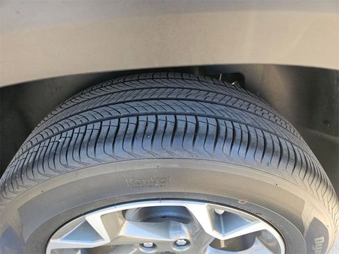 Used 2025 Chevrolet Trax LT w/ LT Convenience Package image 26