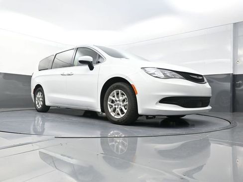 Used 2023 Chrysler Voyager LX image 31