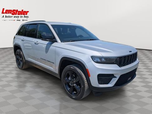 Used 2023 Jeep Grand Cherokee Altitude AWD/4WD image 7