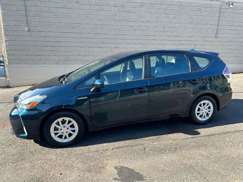 Used 2017 Toyota Prius V Four w/ Carpet Mat Package FWD image 8