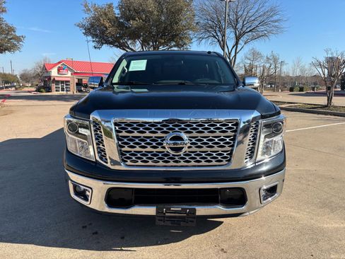 Used 2018 Nissan Titan SL image 2