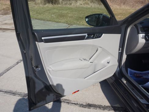 Used 2018 Volkswagen Passat 2.0T R-Line image 23