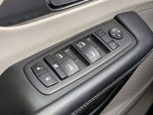 Used 2023 Chrysler Pacifica Touring-L image 24