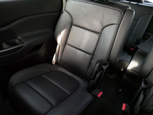 Used 2023 GMC Acadia SLT w/ Preferred Package image 12