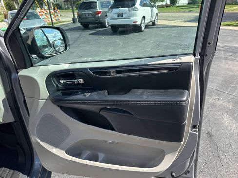 Used 2017 Dodge Grand Caravan SXT FWD image 11