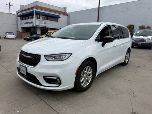 Used 2024 Chrysler Pacifica Touring-L FWD image 3