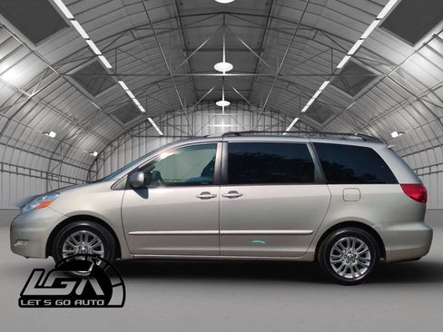 Used 2009 Toyota Sienna FWD image 2