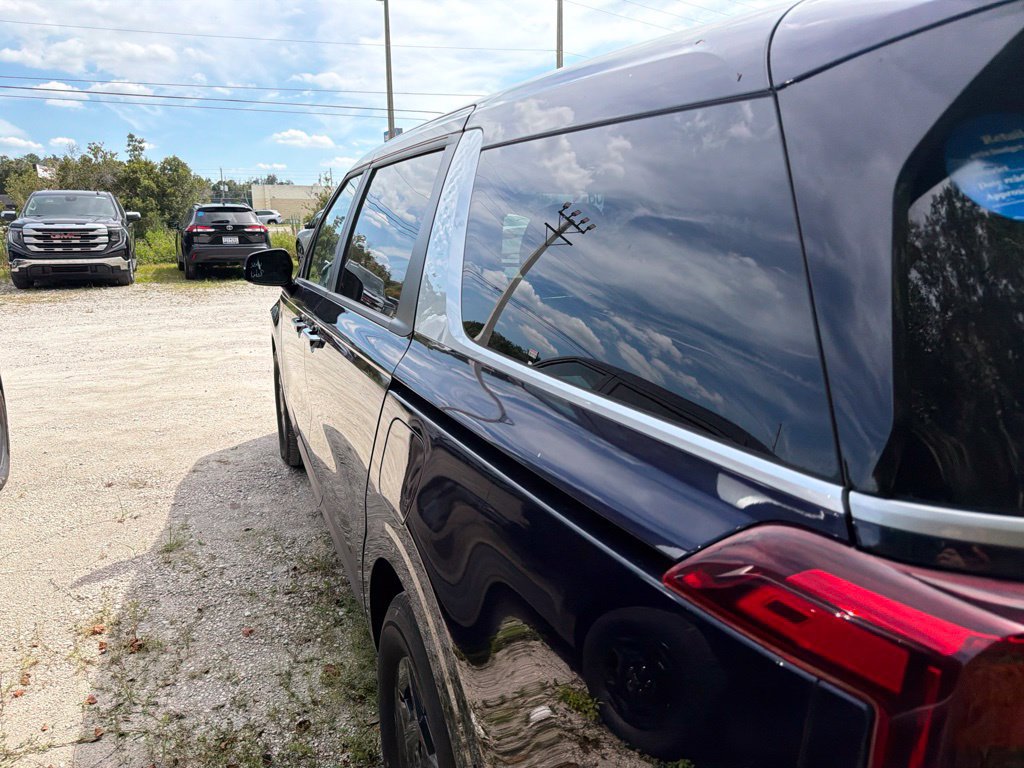 Used 2025 Kia Carnival FWD image 4