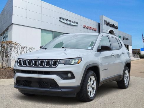 Used 2025 Jeep Compass Latitude AWD/4WD image 2