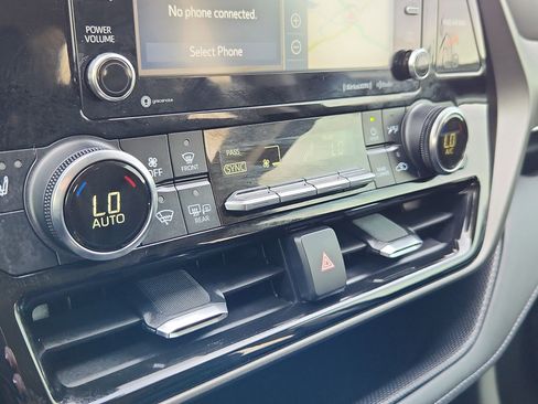 Used 2022 Toyota Highlander XLE image 24