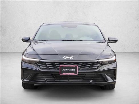 Certified 2025 Hyundai Elantra SE image 2