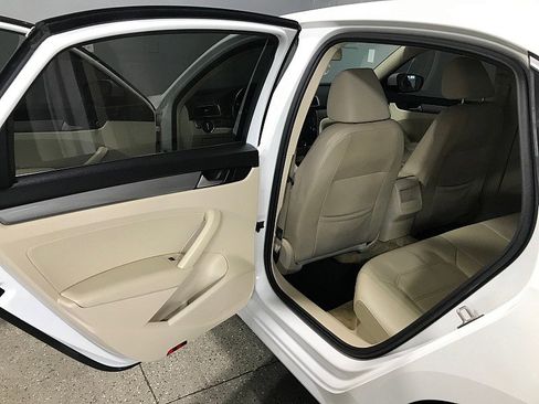 Used 2015 Volkswagen Passat 1.8T Limited Edition image 12