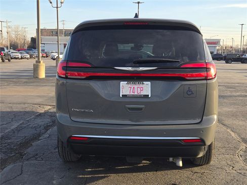 Used 2023 Chrysler Pacifica Touring-L image 16