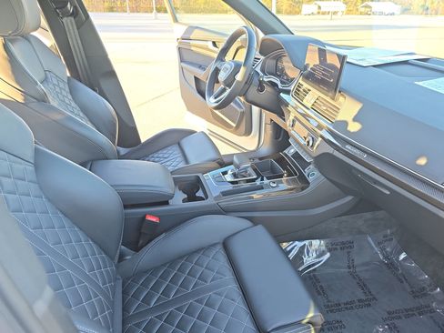 Used 2025 Audi SQ5 Premium Plus w/ Premium Plus Package image 10