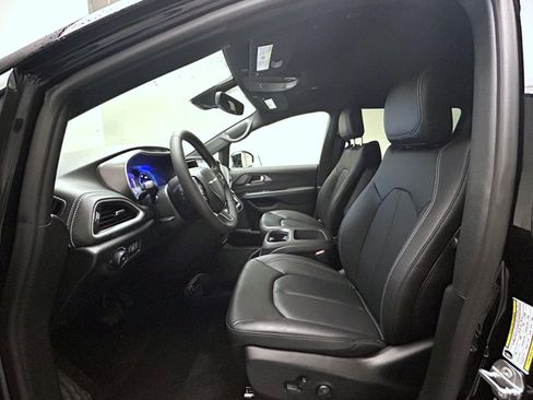 New 2026 Chrysler Pacifica Select image 10