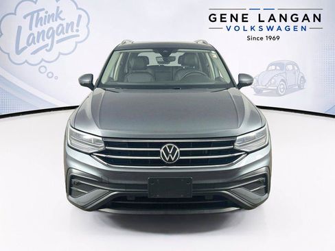 Certified 2022 Volkswagen Tiguan SE w/ Panoramic Sunroof Package AWD/4WD image 2
