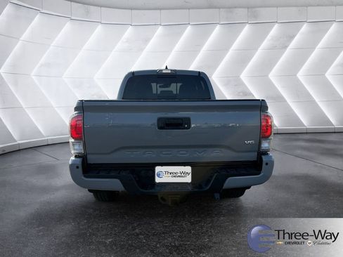 Used 2020 Toyota Tacoma TRD Sport w/ Technology Package image 4