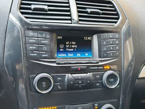 Used 2018 Ford Explorer XLT image 26