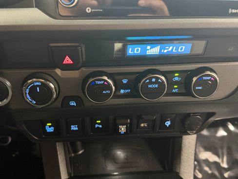 Used 2021 Toyota Tacoma TRD Sport w/ Technology Package AWD/4WD image 31