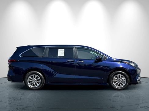 Used 2022 Toyota Sienna XLE FWD image 3