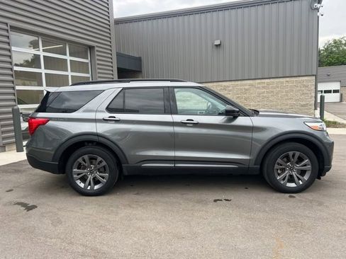 Used 2023 Ford Explorer XLT w/ Equipment Group 202A AWD/4WD image 4