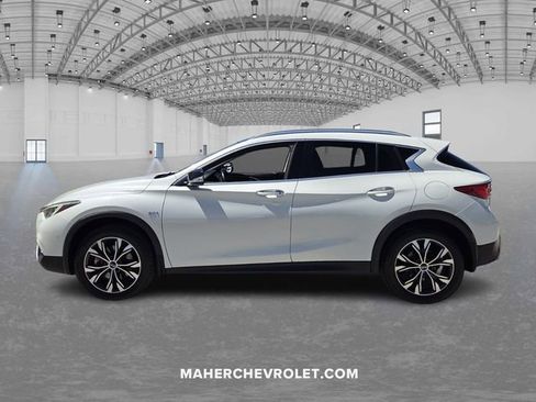 Used 2018 INFINITI QX30 Premium w/ Navigation Package AWD/4WD image 4