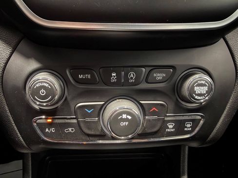 Used 2019 Jeep Cherokee Latitude Plus w/ Cold Weather Group AWD/4WD image 26