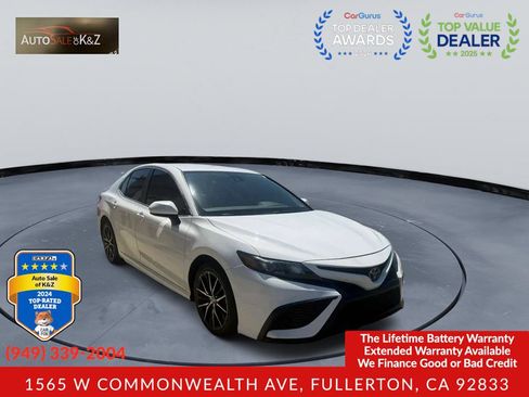 Used 2021 Toyota Camry SE FWD image 1