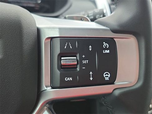 Used 2025 Land Rover Discovery Dynamic SE image 18