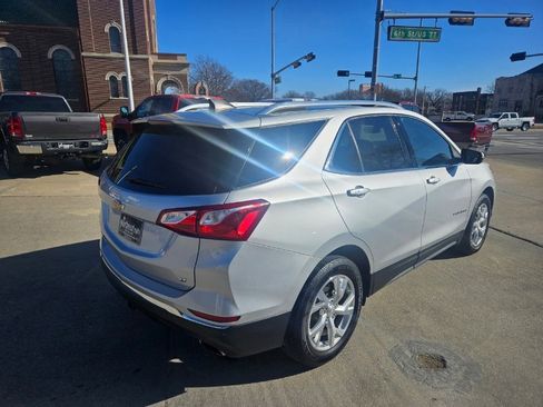 Used 2019 Chevrolet Equinox LT FWD image 2