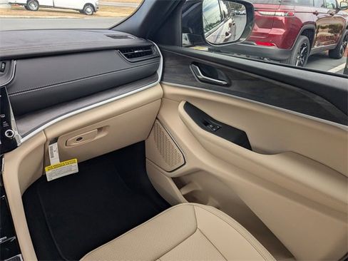 New 2026 Jeep Grand Cherokee Limited image 17