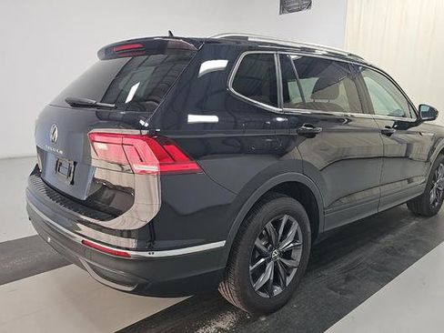 Used 2023 Volkswagen Tiguan SE FWD image 2