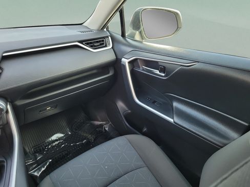 Used 2022 Toyota RAV4 XLE w/ Convenience Package FWD image 11