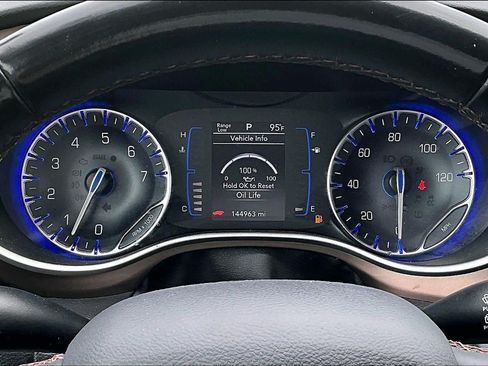 Used 2018 Chrysler Pacifica Touring-L FWD image 19