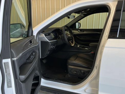 New 2025 Jeep Grand Cherokee Limited image 8