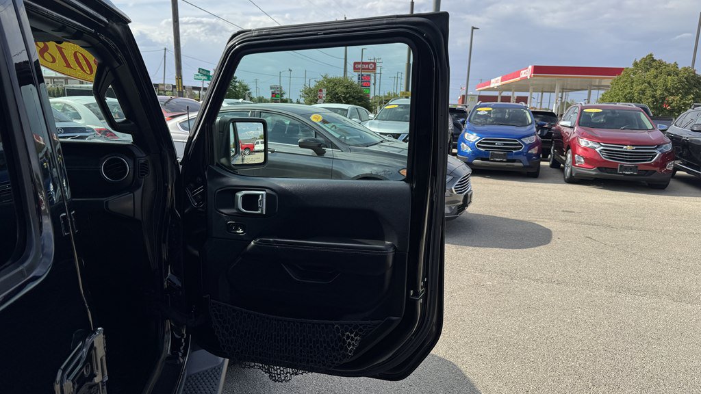 Used 2018 Jeep Wrangler Unlimited Sahara AWD/4WD image 26
