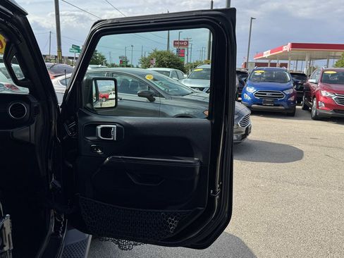 Used 2018 Jeep Wrangler Unlimited Sahara AWD/4WD image 26