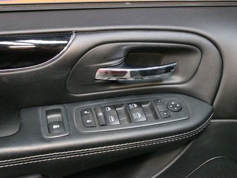 Used 2019 Dodge Grand Caravan SE FWD image 16