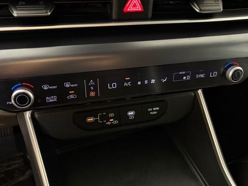 Used 2025 Kia Carnival FWD image 28