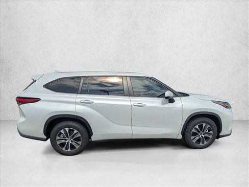 Used 2023 Toyota Highlander XLE FWD image 4