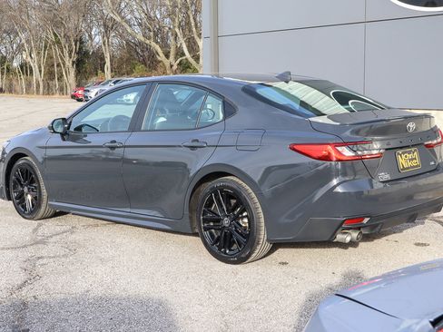 Used 2025 Toyota Camry SE image 6